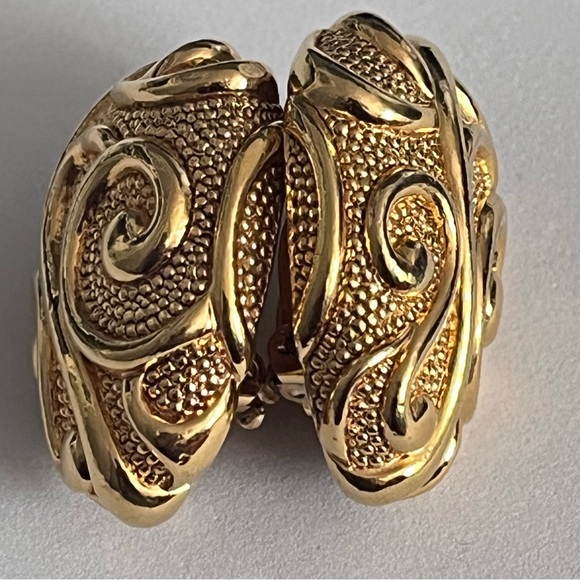 Jose Barrera for AVON Vintage Gold Tone Clip Earrings - Picture 12 of 13